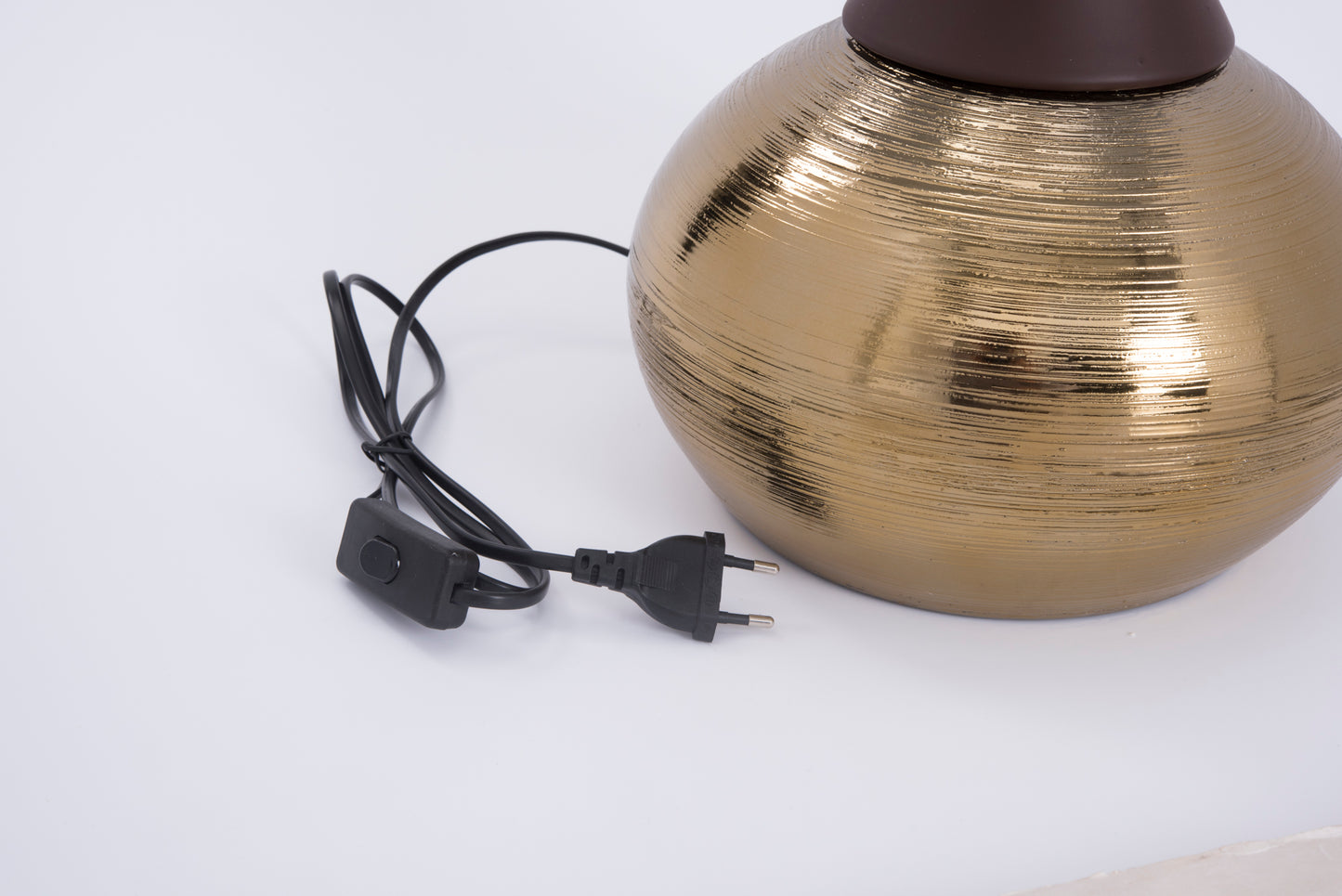 Tischlampe „Josefine“ mit schwarzem Leinen-Lampenschirm & gold-brauner Porzellanbase | Urban Lifestyle