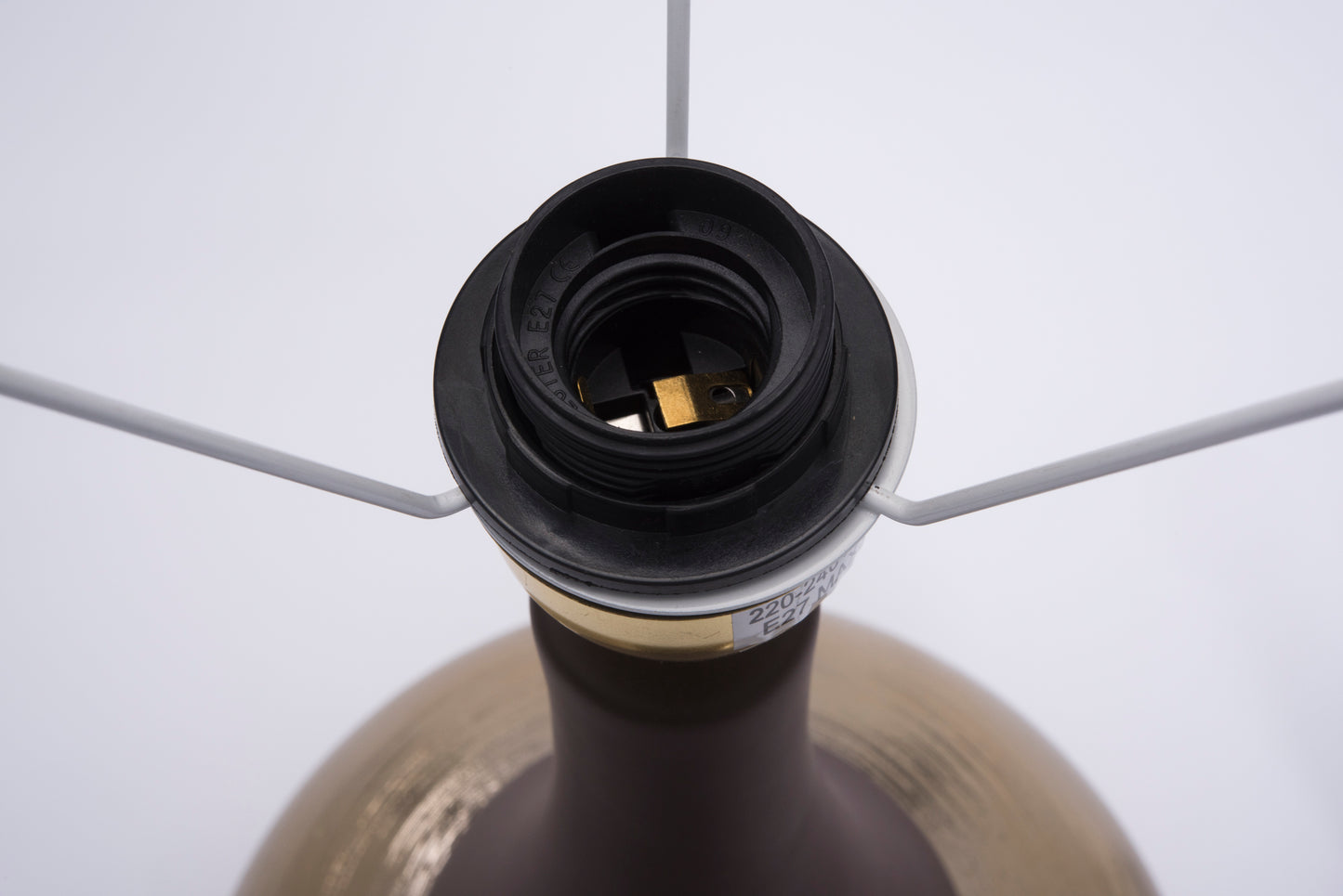 Tischlampe „Josefine“ mit schwarzem Leinen-Lampenschirm & gold-brauner Porzellanbase | Urban Lifestyle
