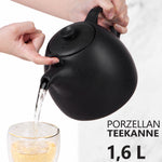 Bild in der Galerie öffnen: Kopenhagen Teekanne schwarz 1,6L – in Tischszene mit Teetasse serviert