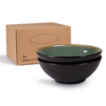 Bild in der Galerie öffnen: Zwei handgefertigte Ramen Schüsseln aus Keramik im Set, grün-schwarz glasiert, auf Verpackung mit österreichischem Markenzeichen