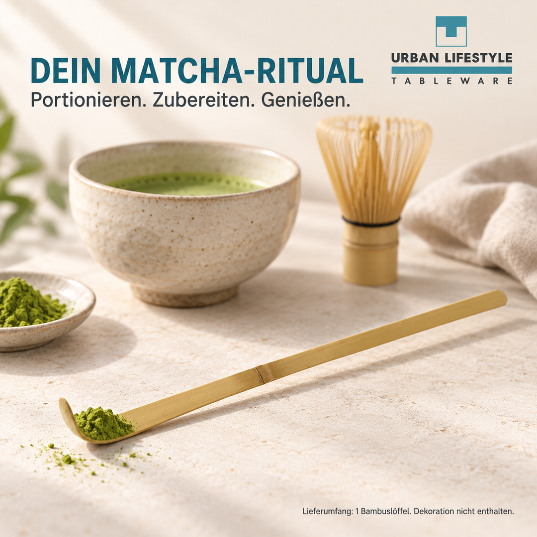 Matcha-Löffel Chashaku beim Portionieren von Matcha – dekorative Anwendungsszene