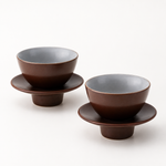 Bild in der Galerie öffnen: Teetasse "Ayame" mit Unterteller Zedernbraun – 2er Set für Tee &amp; Espresso