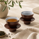 Bild in der Galerie öffnen: Teetasse "Ayame" mit Unterteller Zedernbraun – 2er Set für Tee &amp; Espresso