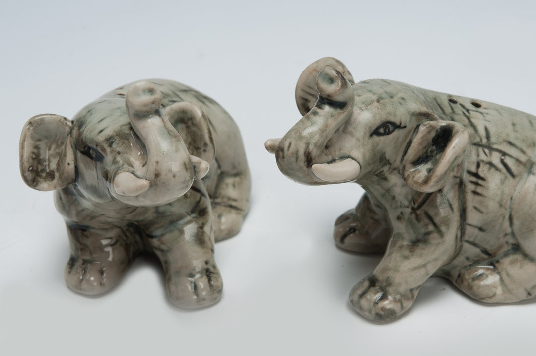 Rustikale Salzstreuer Elefant - handbemalte Keramik