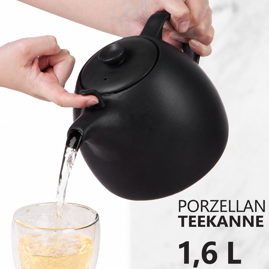 Kopenhagen Teekanne schwarz 1,6L – in Tischszene mit Teetasse serviert