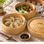 Bild in der Galerie öffnen: Servierbeispiel: Bambusdämpfer Ø 25 cm mit Dumplings und Gemüse am gedeckten Tisch – Speisen und Zubehör nicht enthalten