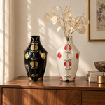 Bild in der Galerie öffnen: Chinoiserie-Porzellanvase in Schwarz-Gold und Weiß-Rot-Gold gemeinsam auf einem Sideboard – Dekorationsbeispiel, Vasen einzeln erhältlich