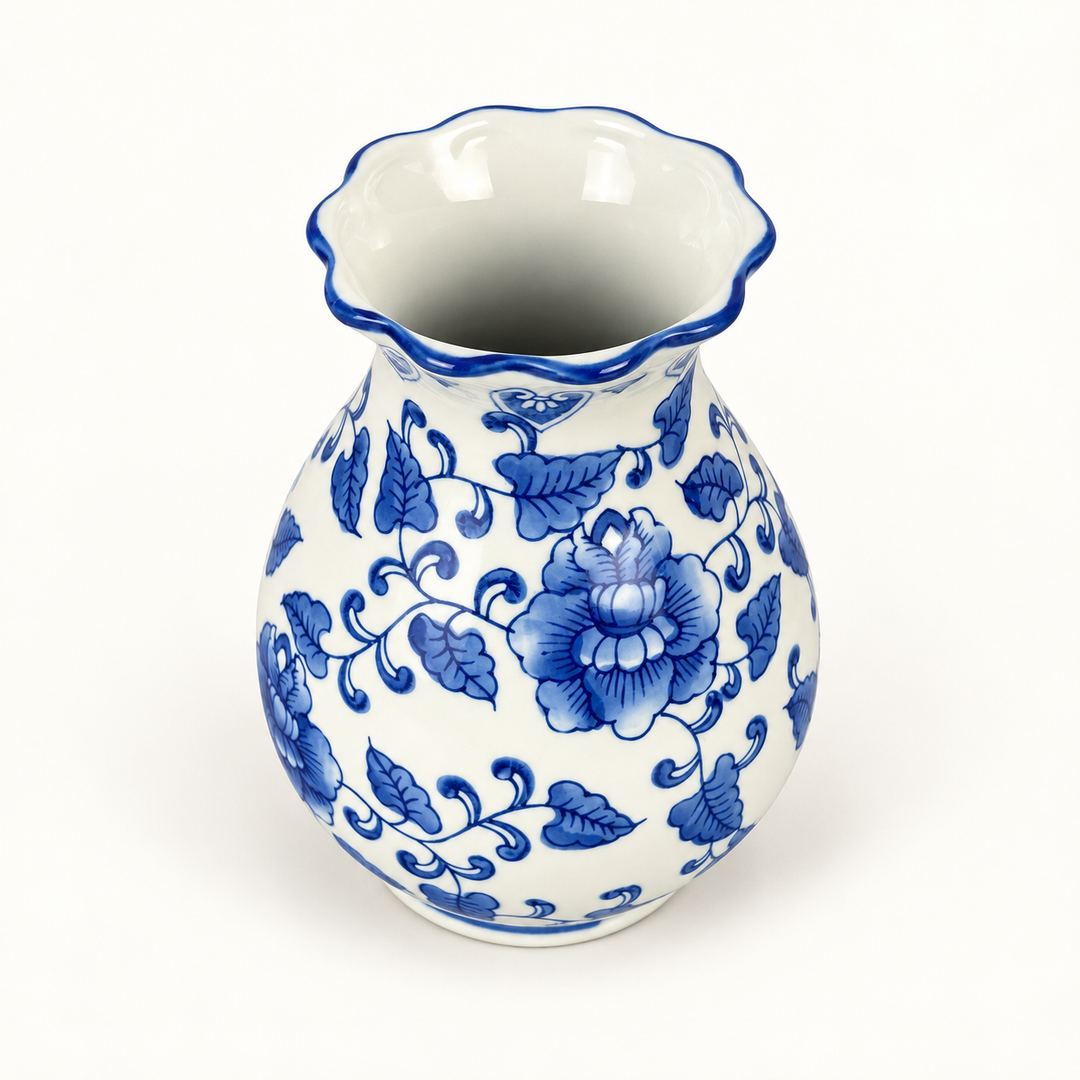 Bauchige Vase mit Blumendekor aus erhöhter Perspektive