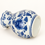 Bild in der Galerie öffnen: Unterseite der bauchigen blau-weißen Vase