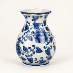 Bild in der Galerie öffnen: Bauchige blau-weiße Chinoiserie-Vase mit gewelltem Rand