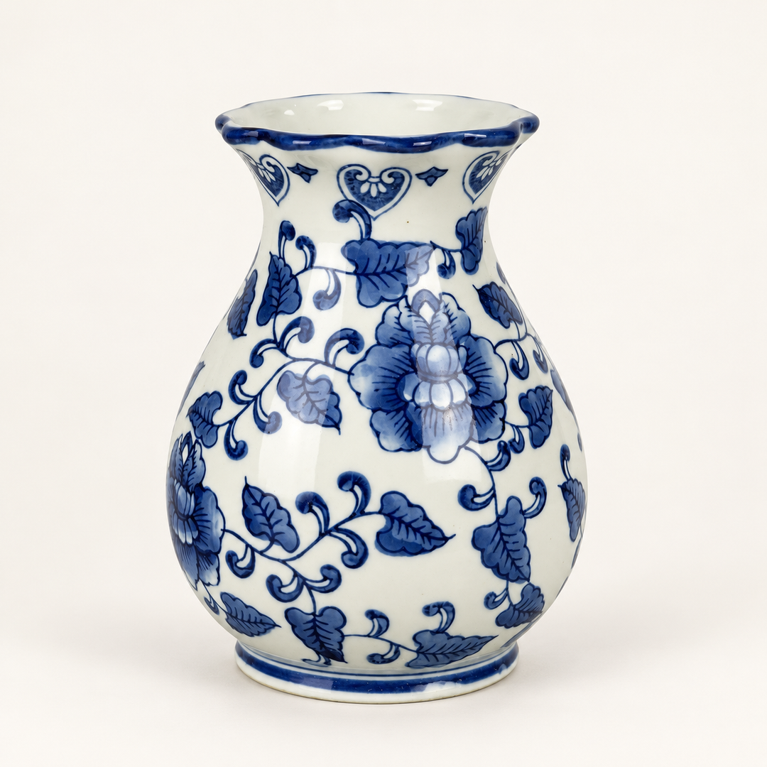 Bauchige blau-weiße Chinoiserie-Vase mit gewelltem Rand