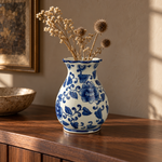 Bild in der Galerie öffnen: Bauchige Chinoiserie-Vase mit Trockenblumen auf einem Sideboard