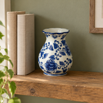Bild in der Galerie öffnen: Blau-weiße Vase als Dekoration auf einem Holzregal