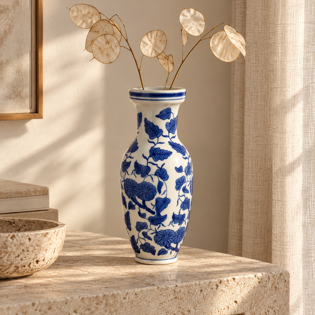 Schlanke Chinoiserie-Vase mit Trockenblumen auf einer Konsole