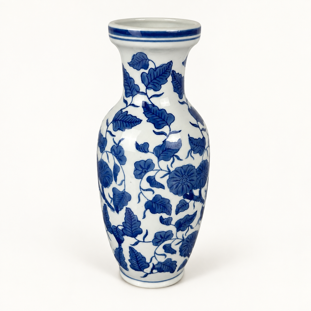 Blau-weiße Vase mit Blumen und Blättern – weitere Ansicht