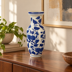 Bild in der Galerie öffnen: Schlanke blau-weiße Chinoiserie-Vase auf einem Sideboard