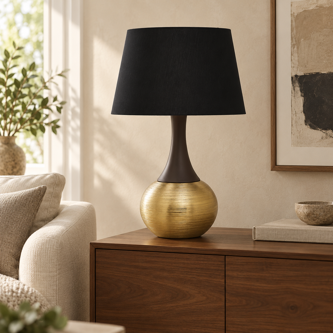 Josefine Tischlampe auf einem Sideboard im Wohnzimmer – Wohnbeispiel