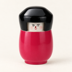 Bild in der Galerie öffnen: Kokeshi-Dose in Fuchsia aus lackiertem Holz mit schwarzem Deckel auf cremefarbenem Hintergrund