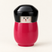 Kokeshi-Dose in Fuchsia aus lackiertem Holz mit schwarzem Deckel auf cremefarbenem Hintergrund
