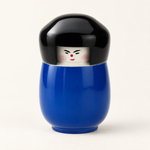 Bild in der Galerie öffnen: Kokeshi-Dose in Kobaltblau aus lackiertem Holz mit schwarzem Deckel auf cremefarbenem Hintergrund