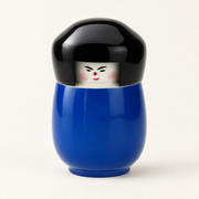 Kokeshi-Dose in Kobaltblau aus lackiertem Holz mit schwarzem Deckel auf cremefarbenem Hintergrund