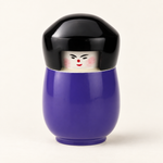Bild in der Galerie öffnen: Kokeshi-Dose in Violett aus lackiertem Holz mit schwarzem Deckel auf cremefarbenem Hintergrund