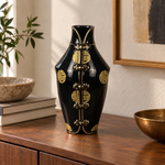 Bild in der Galerie öffnen: Porzellanvase Schwarz und Gold – Wohnbeispiel sideboard