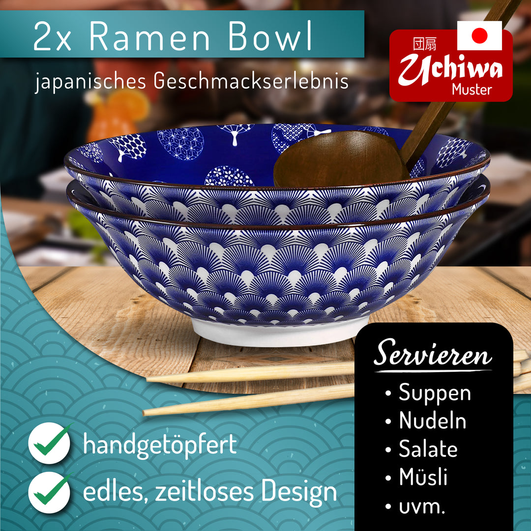 Ramen Schüssel mit Ramen Nudeln serviert in blau weißer Porzellan Schale im Uchiwa Design