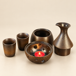 Bild in der Galerie öffnen: Geöffnetes Sake-Set mit Teelicht im Stövchen