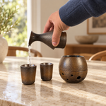 Bild in der Galerie öffnen: Sake einschenken am hellen Steintisch