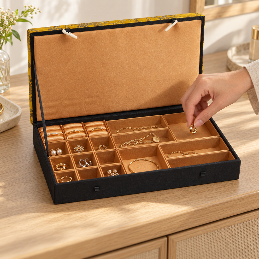 Schmuckkassette in Verwendung beim Herausnehmen eines Ohrrings – Gold, Groß.