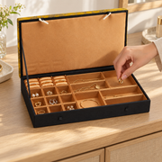 Schmuckkassette in Verwendung beim Herausnehmen eines Ohrrings – Gold, Groß.