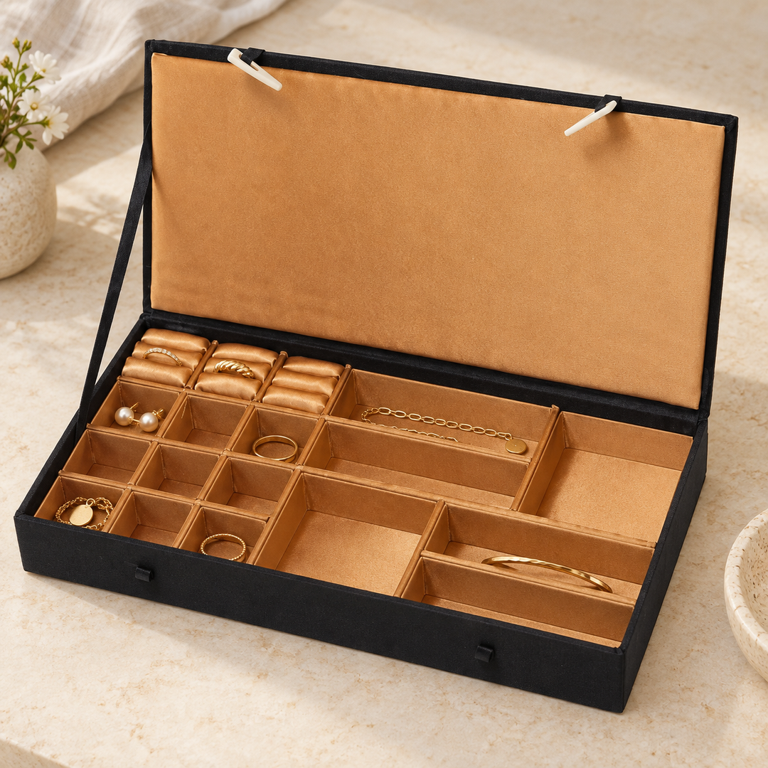 Schmuckkassette mit Ringen, Ohrringen und feiner Kette – Gold, Groß.