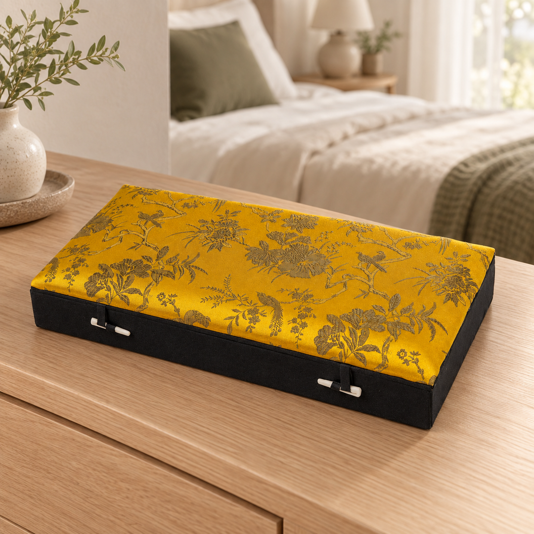 Schmuckkassette auf einer Holzkommode im Schlafzimmer – Gold, Groß.