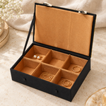 Bild in der Galerie öffnen: Schmuckkassette mit Ringen, Ohrringen und feiner Kette – Gold, Klein.