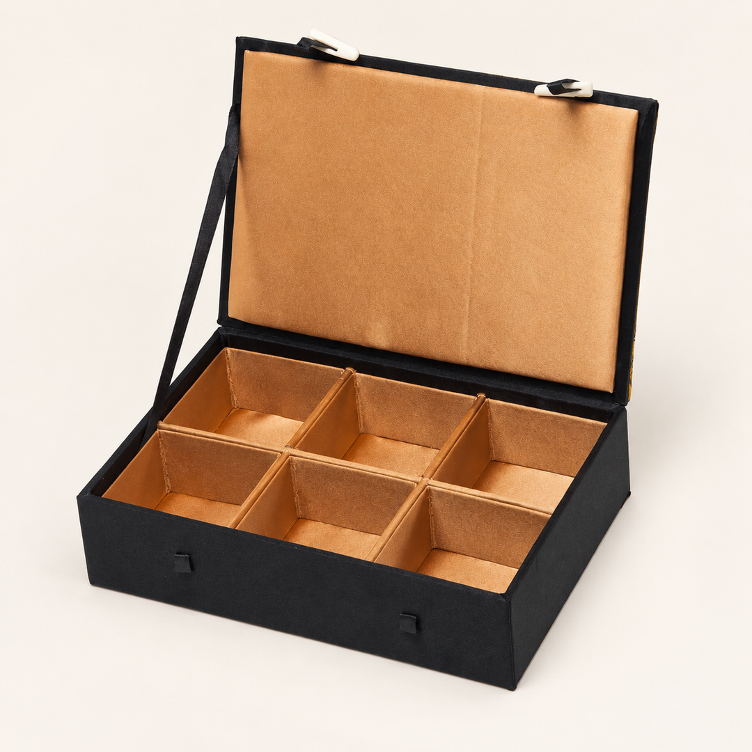 Geöffnete Schmuckkassette mit sichtbarer Innenaufteilung – Gold, Klein.