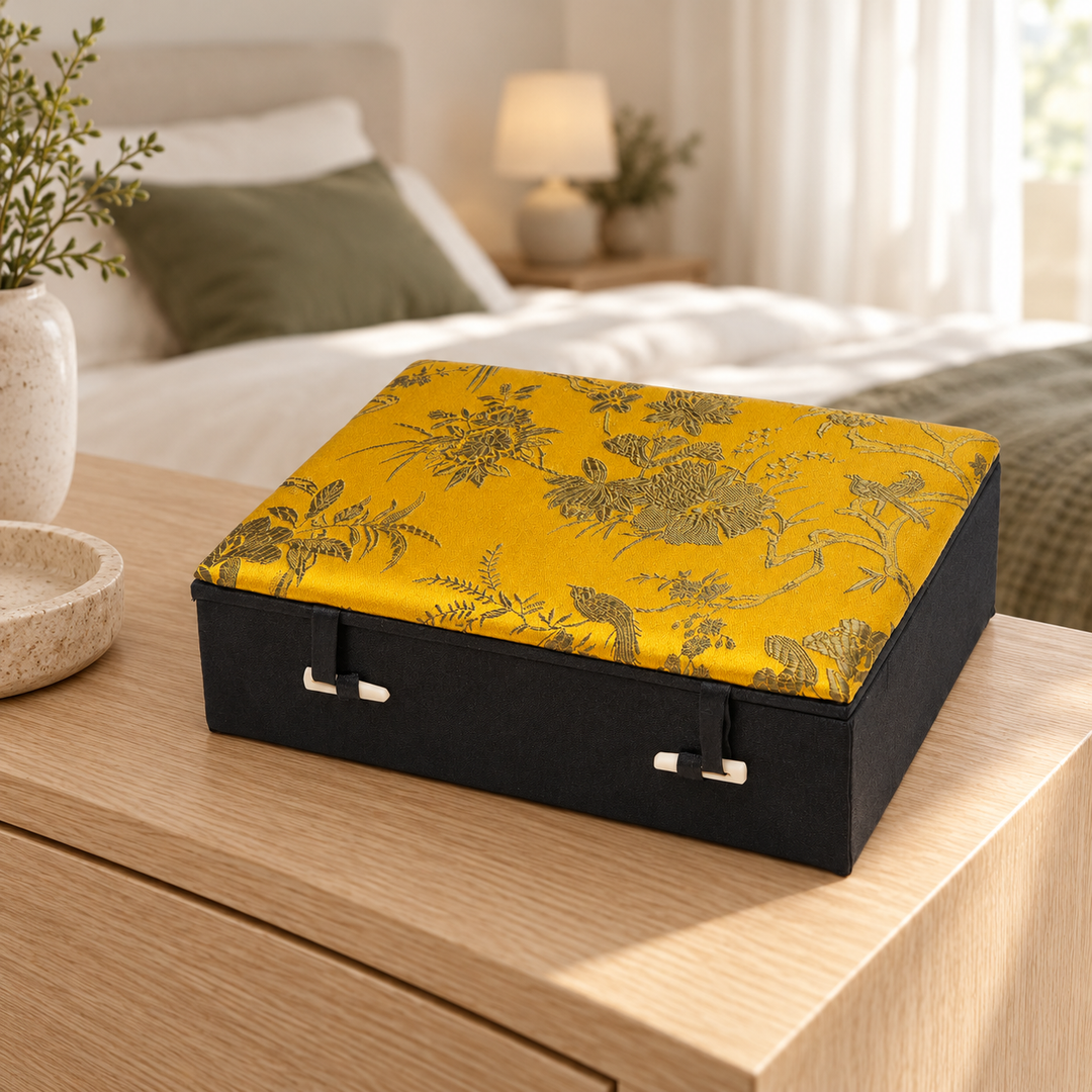 Schmuckkassette auf einer Holzkommode im Schlafzimmer – Gold, Klein.