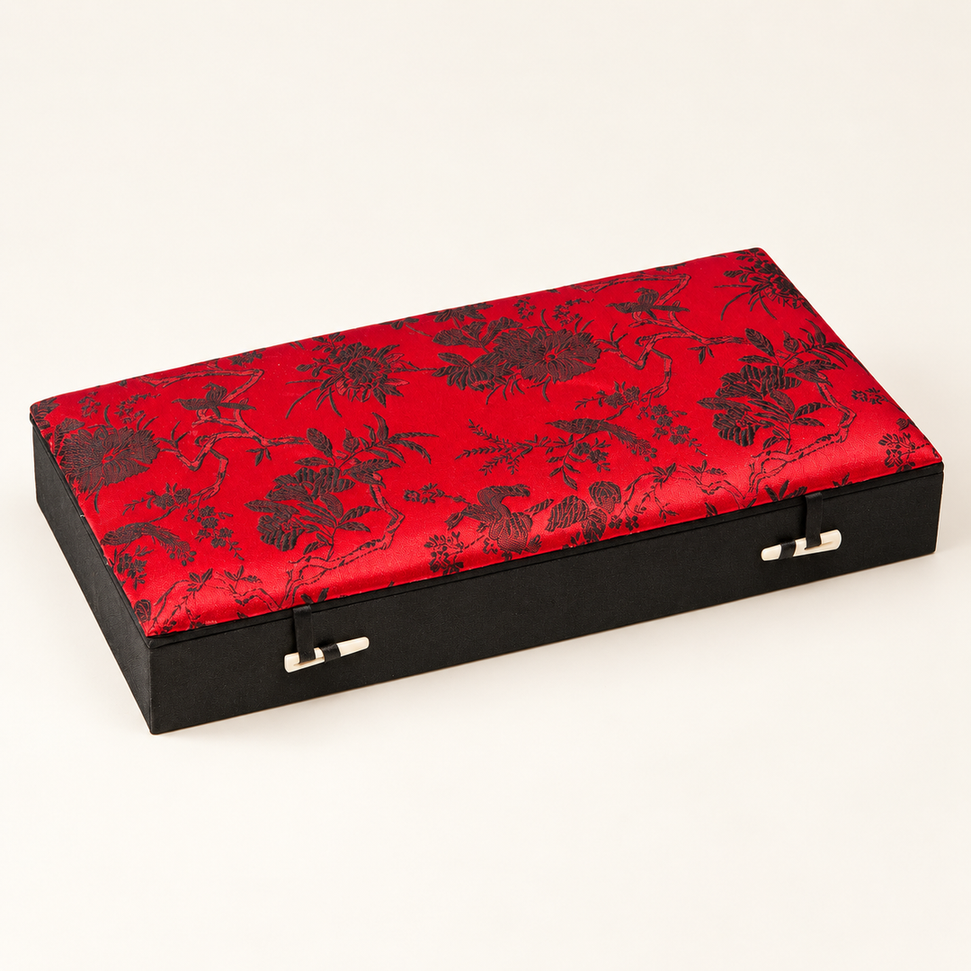 Geschlossene Schmuckkassette Rot, Groß, mit Blumen- und Pfauenmotiv sowie zwei Knebelverschlüssen.