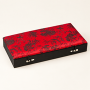 Geschlossene Schmuckkassette Rot, Groß, mit Blumen- und Pfauenmotiv sowie zwei Knebelverschlüssen.