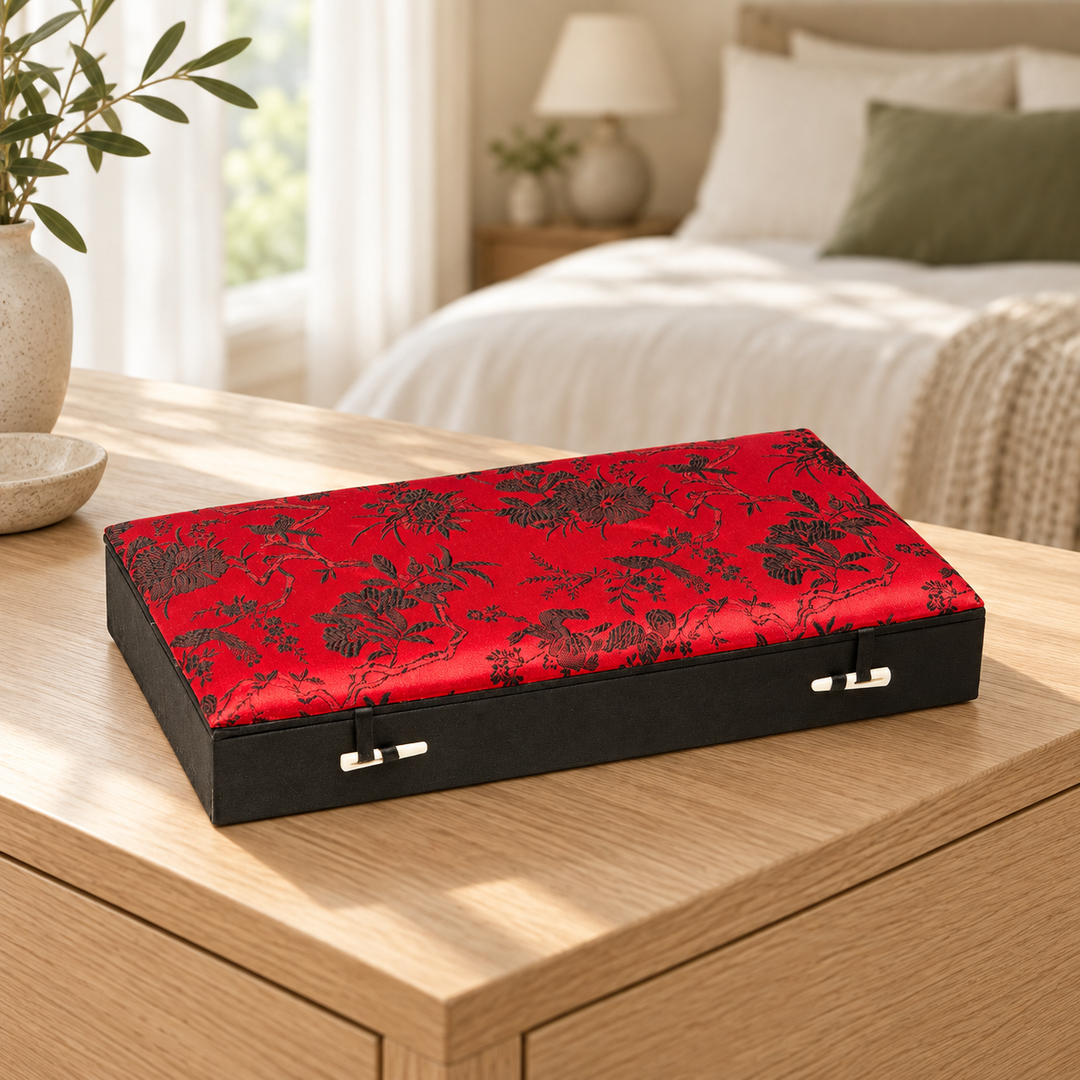 Schmuckkassette auf einer Holzkommode im Schlafzimmer – Rot, Groß.