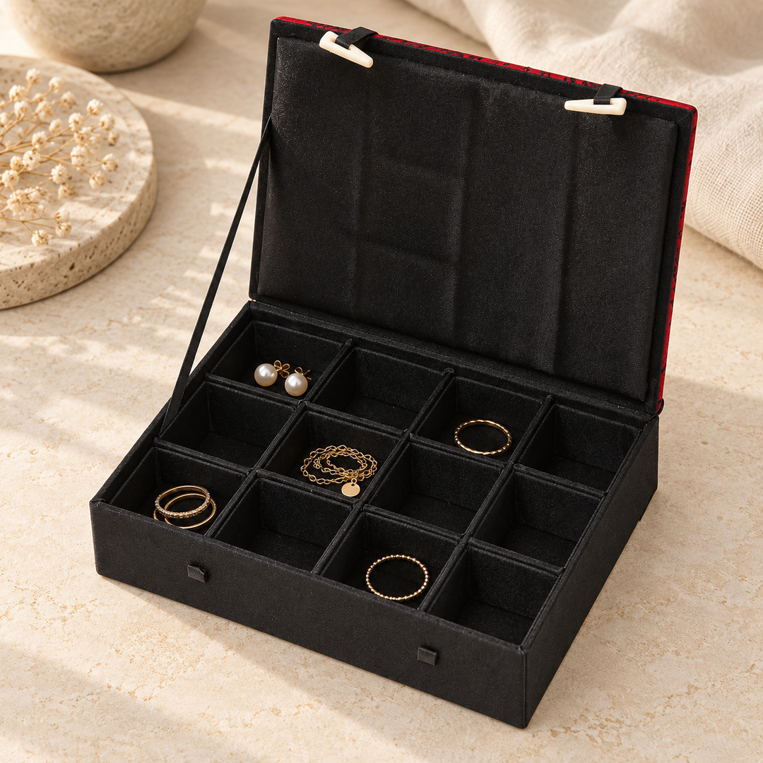 Schmuckkassette mit Ringen, Ohrringen und feiner Kette – Rot, Klein.