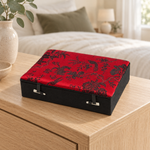 Bild in der Galerie öffnen: Schmuckkassette auf einer Holzkommode im Schlafzimmer – Rot, Klein.