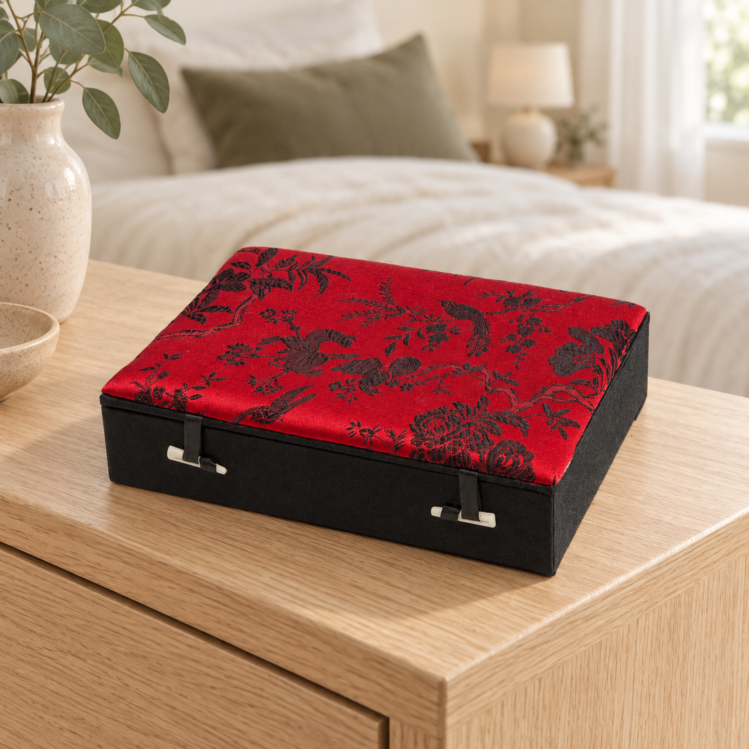 Schmuckkassette auf einer Holzkommode im Schlafzimmer – Rot, Klein.