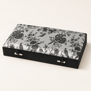 Geschlossene Schmuckkassette Silber, Groß, mit Blumen- und Pfauenmotiv sowie zwei Knebelverschlüssen.