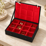 Bild in der Galerie öffnen: Schmuckkassette mit Ringen, Ohrringen und feiner Kette – Silber, Klein.