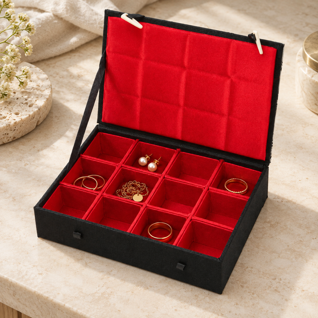 Schmuckkassette mit Ringen, Ohrringen und feiner Kette – Silber, Klein.