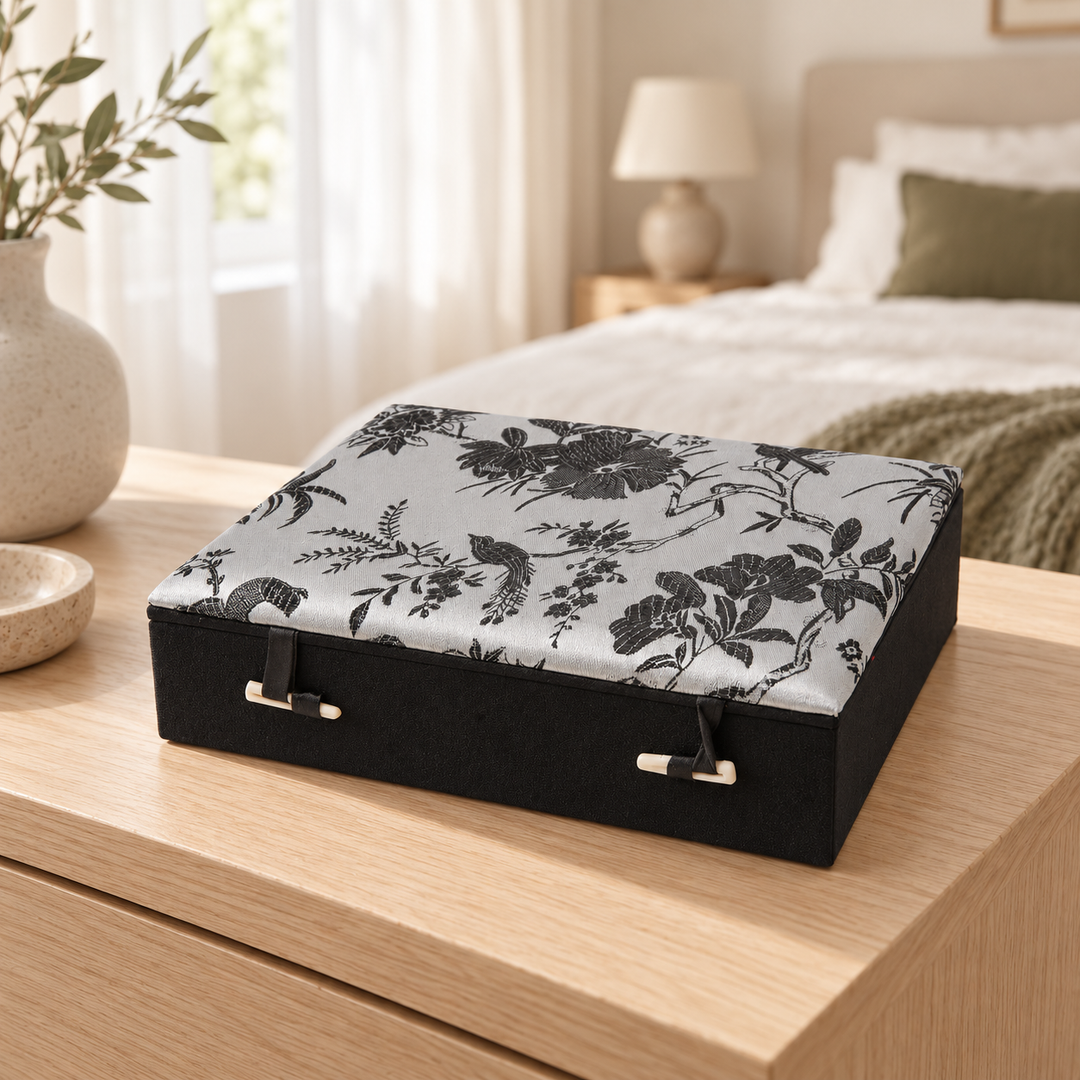 Schmuckkassette auf einer Holzkommode im Schlafzimmer – Silber, Klein.