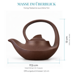 Bild in der Galerie öffnen: Maße der Yixing-Teekanne: Gesamtlänge inklusive Ausguss 17,5 cm, Höhe inklusive Henkel 13 cm, Öffnungsdurchmesser 5,3 cm